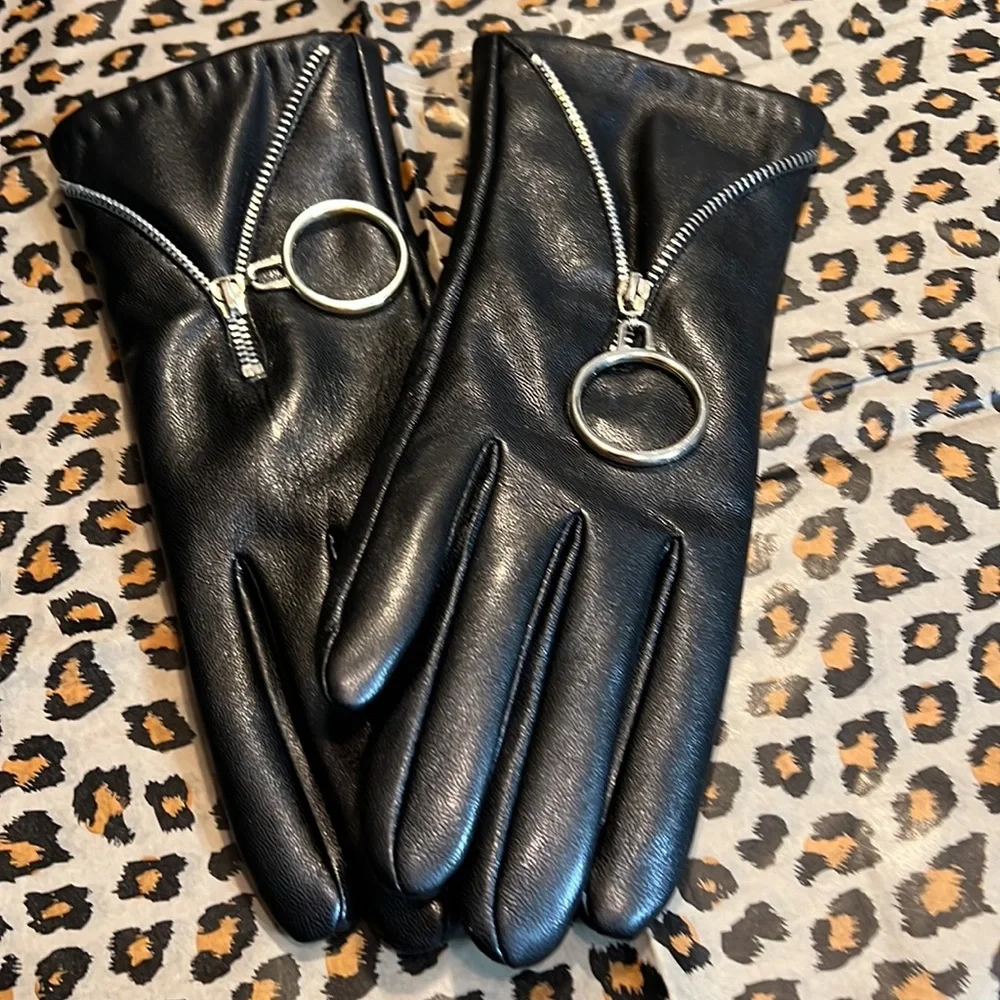 🦋Pleather gloves with silver tone zipper accents